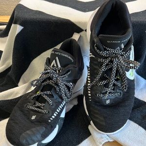 Nike Giannis mid Basketball Shoe in 5.5Y